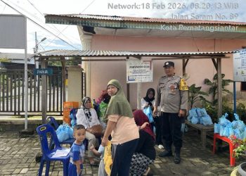 Bhabinkamtibmas Polsek Siantar Barat Monitoring Distribusi MBG di Kantor Kelurahan Bantan.