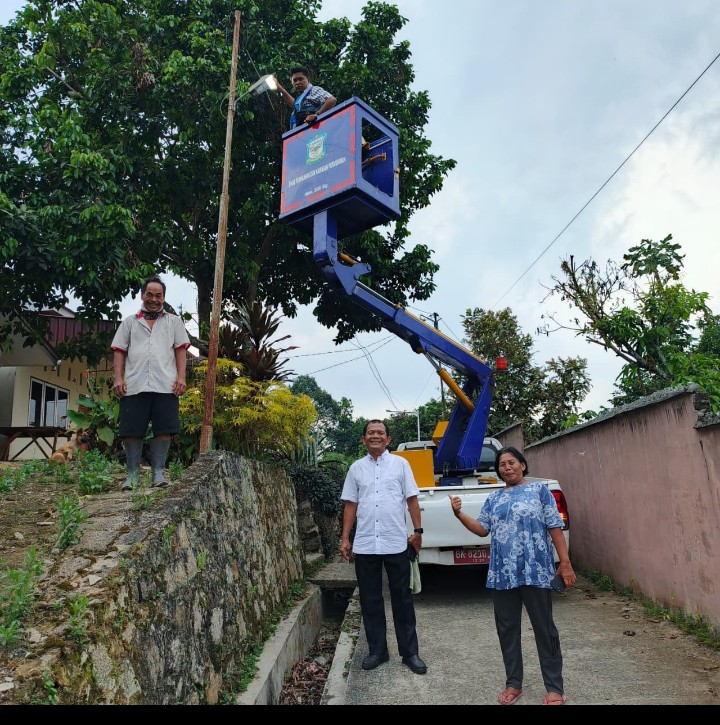 Wakil Ketua DPRD Pematangsiantar Langsung Memantau Kelapangan Pemasangan Lampu Yang SudahLlama Tidak Hidup.