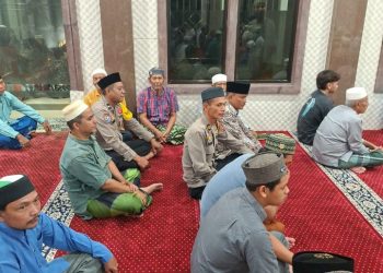 Jalin Silaturahmi, Wakapolsek Siantar Utara Sholat Tarawih Berjamaah di Mesjid Al Ikhlas Jalan Nagur.