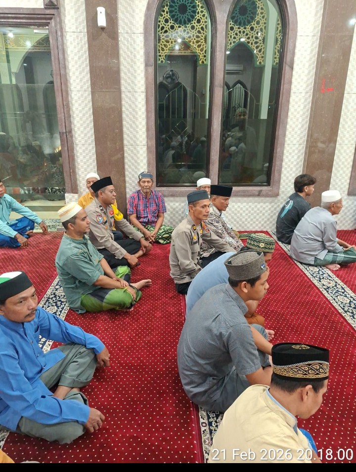 Jalin Silaturahmi, Wakapolsek Siantar Utara Sholat Tarawih Berjamaah di Mesjid Al Ikhlas Jalan Nagur.