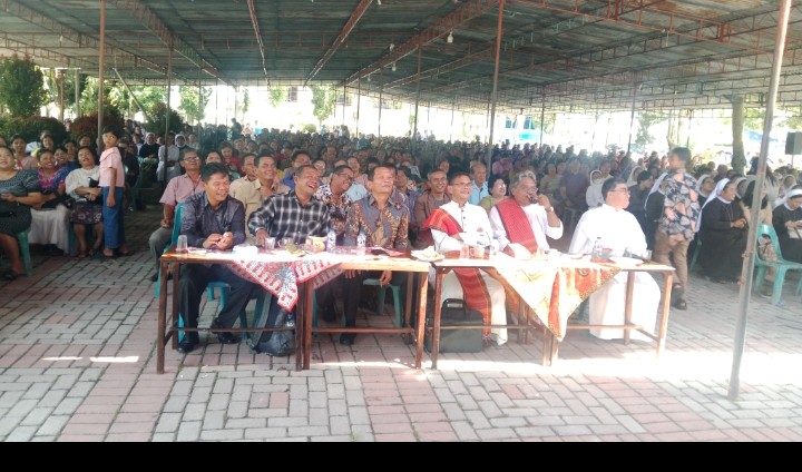 Wakil Ketua DPRD Pematangsiantar Ir. Daud Simanjuntak, MM Berbaur Dengan Umat Beriman & Para Pastor, Biarawan/Biarawati di Acara Serah Terima Pastor Paroki Santo Joseph Pematangsiantar.