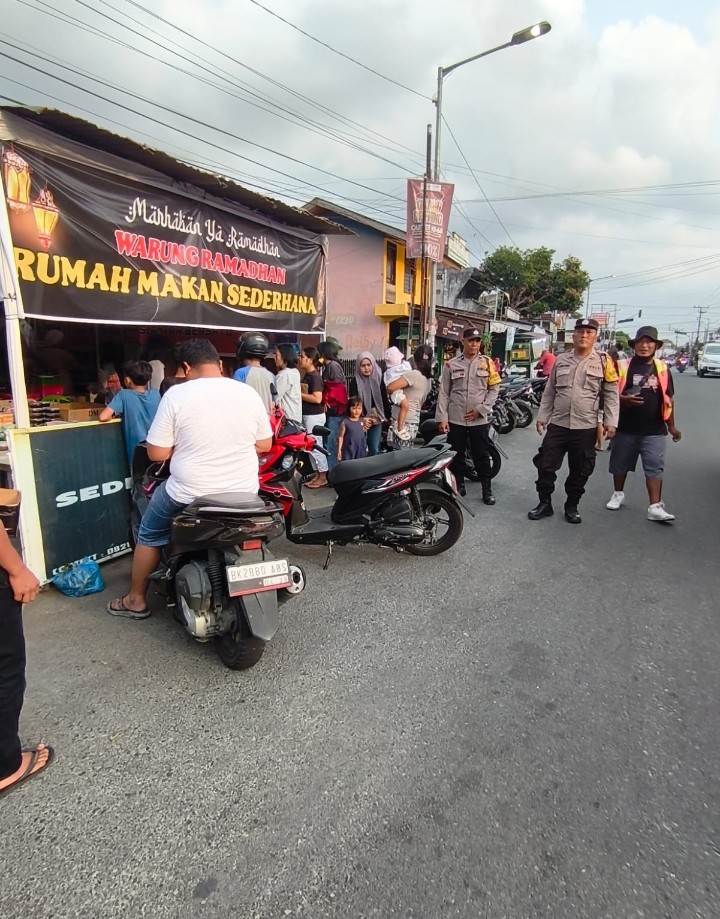 Berikan Kenyamanan, Polsek Siantar Marihat Patroli Lokasi Penjualan Takjil.