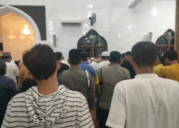 Personil Polsek Siantar Barat Ikuti Sholat Tarawih Berjamaah di Masjid Raya.