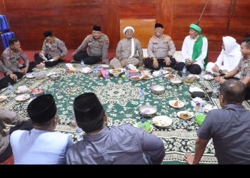 Kapolres Simalungun Sapa Ramadan Door to Door : Santunan Santri, Bagi Sembako, Buka Puasa Bersama di Pondok Pesulukan.