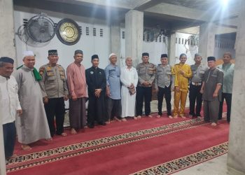 Polsek Siantar Martoba Bersama Masyarakat Sholat Tarawih Berjamaah di Masjid Al Falah.