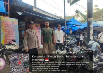 Polsek Siantar Barat Patroli Jalan Kaki Sore Hari, Pastikan Situasi Kamtibmas Aman.