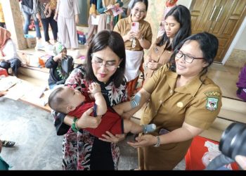 Ketua TP PKK Kota Pematangsiantar Ny Liswati Wesly Silalahi Tinjau Kegiatan Pos Pelayanan Terpadu (Posyandu).