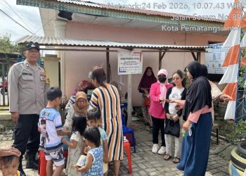 Bhabinkamtibmas Polsek Siantar Barat Monitoring Distribusi 87 Paket MBG di Kantor Kelurahan Bantan.
