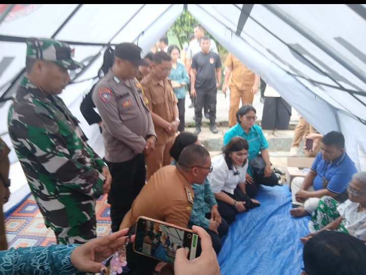 Bhabinkamtibmas Polsek Siantar Marihat Hadiri Pemberian Bansos Kepada Korban Kebakaran.
