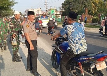 Sinergitas Polres Simalungun - Kodim 0207 Makin Erat, Kompak Bagikan Takjil Ramadan Untuk Masyarakat.