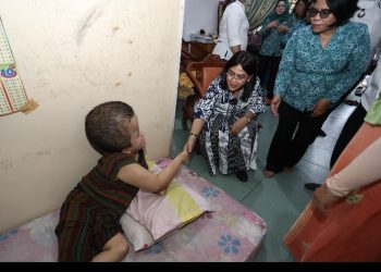 Ketua TP PKK Kota Pematangsiantar Ny Liswati Wesly Silalahi Kunjungi Sekaligus Memberikan Bantuan Kepada Sukma Adhany, di Kelurahan Kahean Kecamatan Siantar Utara.