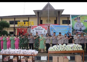 Kapolres Pematangsiantar Bersama Dandim 0207/SML Berbagi Takjil Kepada Masyarakat Jelang Berbuka Puasa.