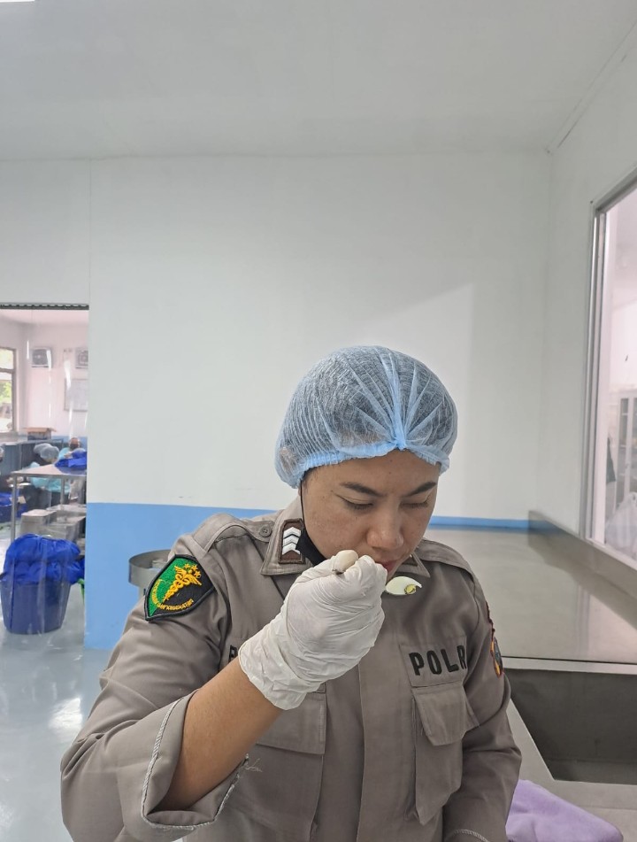 Dokkes Polres Pematangsiantar Laksanakan Safety Food di SPPG 2 YKB.
