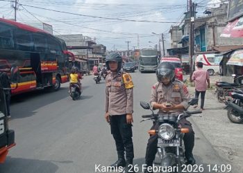 Polsek Siantar Utara Gatur Lalin Urai Kemacetan di Jalan Persatuan.