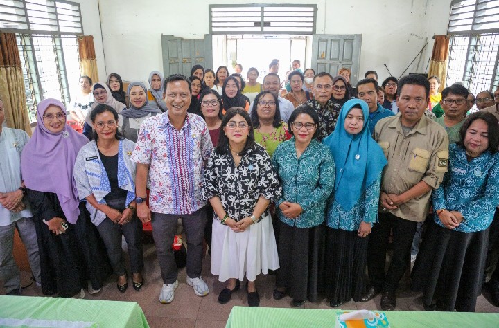 Ketua TP PKK Kota Pematangsiantar Ny Liswati Wesly Silalahi Buka Sosialisasi & Pelatihan IVA Test di Aula Kantor Camat Siantar Selatan.