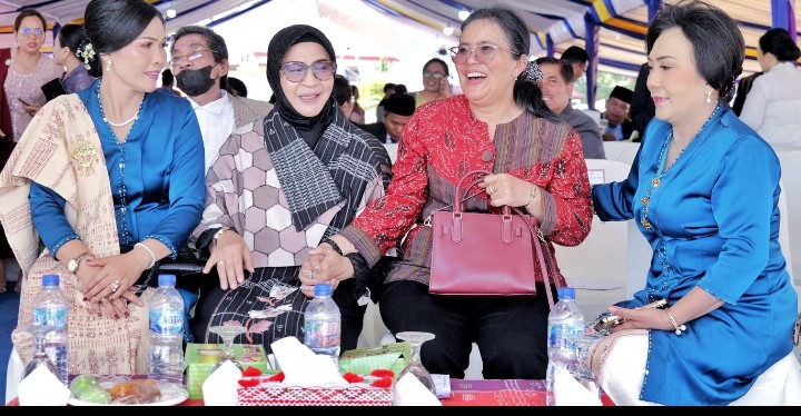 Hadiri Hari Jadi Ke 22 Kabupaten Samosir, Ny Hj Darmawati Anton Achmad Saragih : Semoga Semakin Maju & Sejahtera.