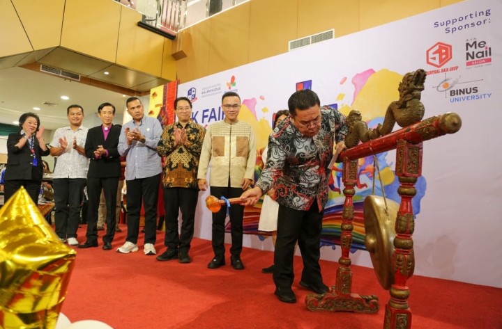 Wali Kota Pematangsiantar Wesly Silalahi, SH, MKn Buka KK Fair 2026, di Lantai 1 Suzuya Merdeka Mall, Jalan Merdeka Kelurahan Pardomuan Kecamatan Siantar Timur.