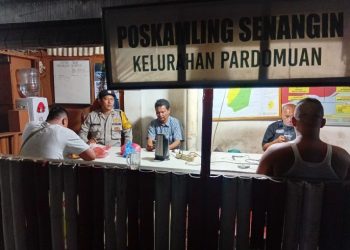 Bhabinkamtibmas Polsek Siantar Timur Laksanakan Saling di Pos Kamling.