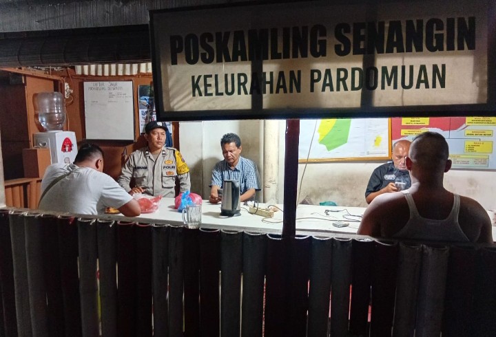 Bhabinkamtibmas Polsek Siantar Timur Laksanakan Saling di Pos Kamling.