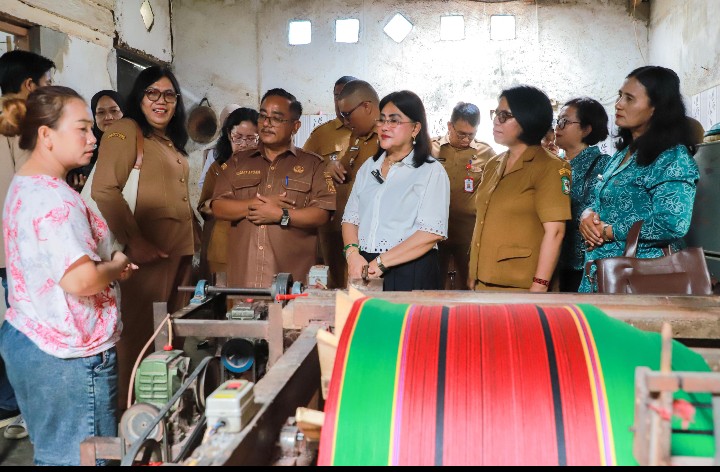 Ketua TP PKK Sekaligus Ketua Dekranasda Kota Pematangsiantar Ny Liswati Wesly Silalahi Kunjungi Lima Pelaku UMKM Serta IKM.