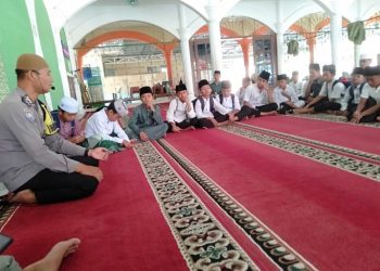 Bhabinkamtibmas Polsek Bosar Maligas Kuliah 15 Menit di Masjid : Ajak Anak Penghafal Quran Bijak Medsos, Jauhi Perang Sarung & Rokok.