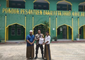 Bhabinkamtibmas Polsek Tanah Jawa Sambangi Pondok Pesantren : Ajak Santri Jaga Kamtibmas Selama Bulan Suci.