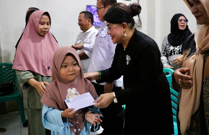 Ketua TP PKK Kota Pematangsiantar Ny Liswati Wesly Silalahi Hadiri Kegiatan Ramadhan Berbagi Perumda Tirta Uli di Panti Asuhan (PA) Putri Aisyiah, di Komplek Masjid Taqwa, Jalan Perak Kelurahan Baru Kecamatan Siantar Utara.