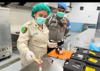 Pastikan Keamanan MBG, Dokkes Polres Pematangsiantar Laksanakan Safety Food Sebelum didistribusikan.