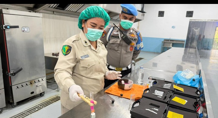 Pastikan Keamanan MBG, Dokkes Polres Pematangsiantar Laksanakan Safety Food Sebelum didistribusikan.