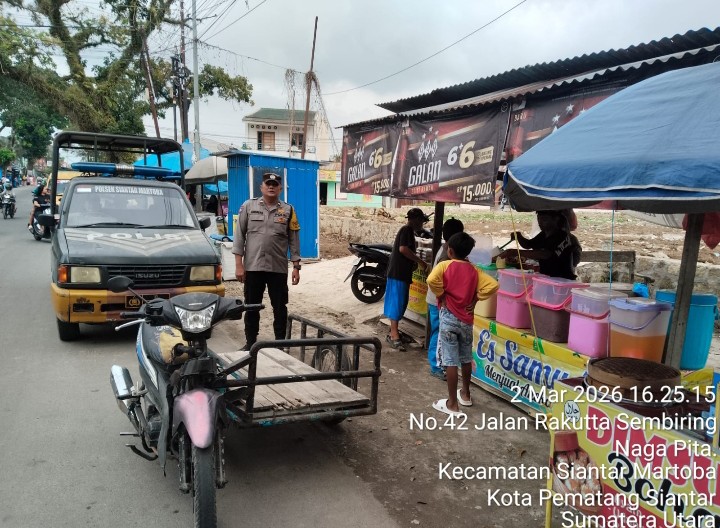 Pastikan Situasi kamtibmas aman, Bhabinkamtibmas Polsek Siantar Martoba Patroli Tempat Penjualan Takjil.