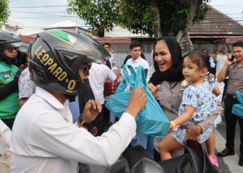 Bulan Penuh Berkah, Polres Pematangsiantar Berbagi Takjil Kepada Masyarakat Pengguna Jalan.