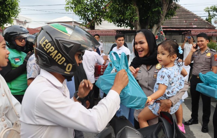 Bulan Penuh Berkah, Polres Pematangsiantar Berbagi Takjil Kepada Masyarakat Pengguna Jalan.
