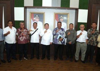Wali Kota Pematangsiantar Wesly Silalahi, SH, MKn Didampingi Sekda Junaedi Antonius Sitanggang, SSTP, MSi Diskusi Dengan Dewan Pendidikan Kota Pematangsiantar.