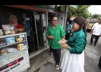 Ketua TP PKK Kota Pematangsiantar Ny Liswati Wesly Silalahi Berkeliling Kunjungi Empat Lokasi UMKM di Kecamatan Siantar Timur.