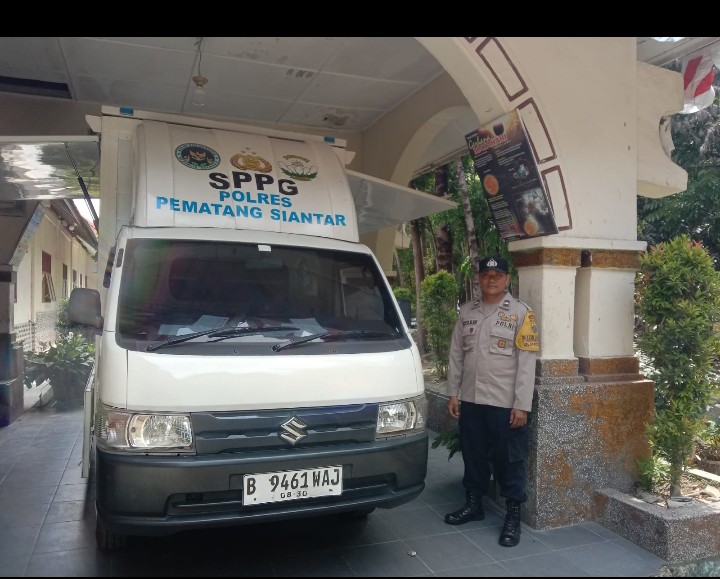 Bhabinkamtibmas Polsek Siantar Timur Monitoring Distribusi MBG di SMP Negeri 1 Jalan Merdeka.