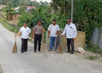 Hidup Bersih , Bhabinkamtibmas Polsek Siantar Marihat Bersama Masyarakat Gotongroyong di Jalan Nembos.