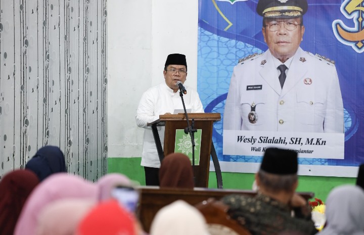 Walikota Pematangsiantar Wesly Silalahi, SH, MKn Menyampaikan Kata Sambutan di Salah Satu Mesjid Yang Ada di Kota Pematangsiantar.