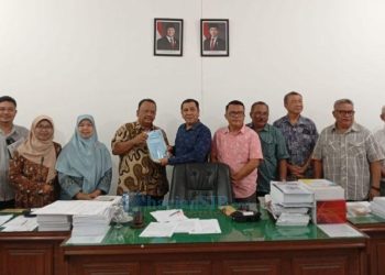 Ketua Komisi II Hendra P.H. Pardede Didampingi Wakil Ketua Aprial Rizaldi Ginting, Sekretaris Darson Rajagukguk serta Anggota DPRD lainnya Saat Menerima Hasil Rekomendasi Dari Dewan Pendidikan Siantar Usai Rapat di ruang Komisi II DPRD Pematangsiantar.