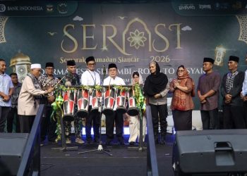 Wali Kota Pematangsiantar Wesly Silalahi, SH, MKn Bersama Kepala KPw BI Pematangsiantar Ahmadi Rahman, Ketua TP PKK Ny Liswati Wesly Silalahi & Unsur Forkopimda Memukul Gondrang Simalungun, Sebagai Tanda Kick Off (Pembukaan) Semarak Ramadhan Siantar (SERASI) 2026.