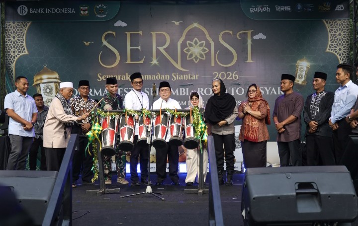 Wali Kota Pematangsiantar Wesly Silalahi, SH, MKn Bersama Kepala KPw BI Pematangsiantar Ahmadi Rahman, Ketua TP PKK Ny Liswati Wesly Silalahi & Unsur Forkopimda Memukul Gondrang Simalungun, Sebagai Tanda Kick Off (Pembukaan) Semarak Ramadhan Siantar (SERASI) 2026.