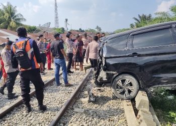 Reaksi Cepat Polres Simalungun, Kapolsek dan Tim Selamatkan 2 Korban Mobil Tertabrak Kereta di Perlintasan Liar.