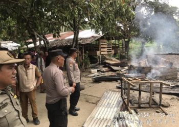 Rumah Kosong Ditinggal Kerja, Tiba - Tiba Terbakar, Kapolsek Bangun Langsung Turun Ke TKP, Kerugian Capai Rp.250 Juta.