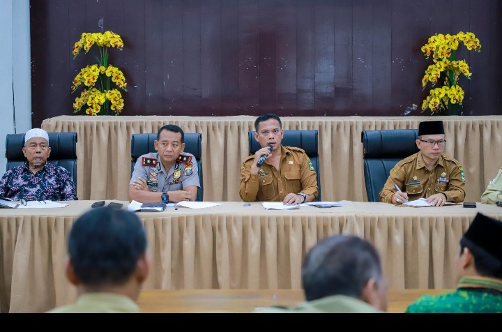 Wali Kota Pematangsiantar Wesly Silalahi, SH, MKn Diwakili Sekda Junaedi Antonius Sitanggang, SSTP, MSi Pimpin Rapat Persiapan Kegiatan Malam Takbir Keliling, Sholat Idul Fitri & Pelaksanaan MTQN Tingkat Kecamatan Se - Kota Pematangsiantar.