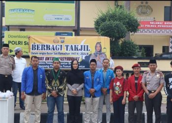 Berbagi Kebahagiaan,Polres Pematangsiantar Bersama OKP Cipayung Berbagi Takjil Kepada Masyarakat.