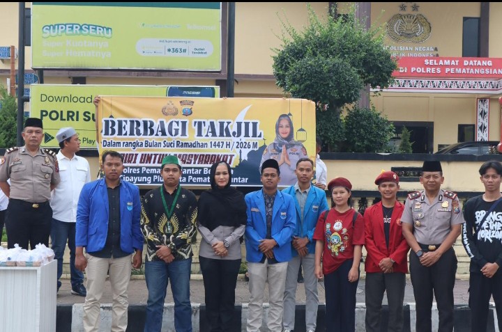 Berbagi Kebahagiaan,Polres Pematangsiantar Bersama OKP Cipayung Berbagi Takjil Kepada Masyarakat.