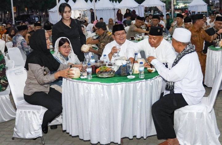Walikota Pematangsiantar Wesly Silalahi, SH, MKn Duduk Bersama Dengan Forkopimda di Acara Buka Puasa Bersama.