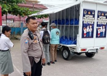 Bhabinkamtibmas Polsek Siantar Timur Monitoring Pendistribusian MBG di SMA Negeri 3 Pematangsiantar.