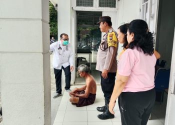 Bhabinkamtibmas Polsek Bangun Sigap Tangani ODGJ Yang Resahkan Warga, Koordinasi Cepat dengan Puskesmas Hingga Pasien Dapat Penanganan Medis.