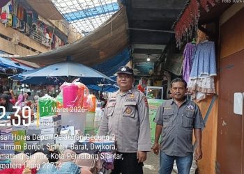 Polsek Siantar Barat Maksimalkan Patroli Jalan Kaki di Pasar Horas.
