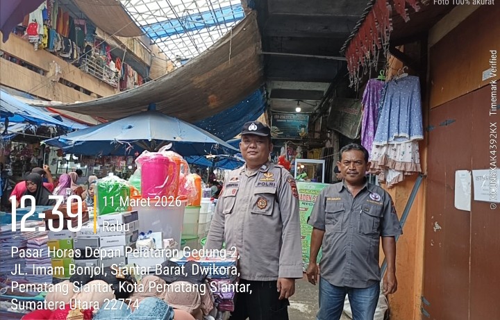 Polsek Siantar Barat Maksimalkan Patroli Jalan Kaki di Pasar Horas.